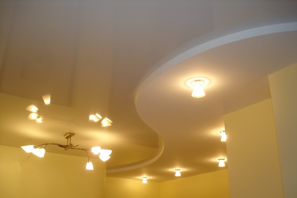 
				Дизайн и монтаж потолка из гипсокартона в прихожей