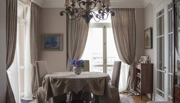 Серые шторы в интерьере гостиной: с чем можно сочетать?