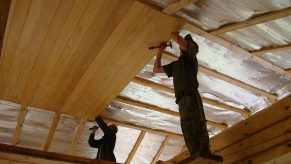 
				Отделка потолка в деревянном доме: возможные способы