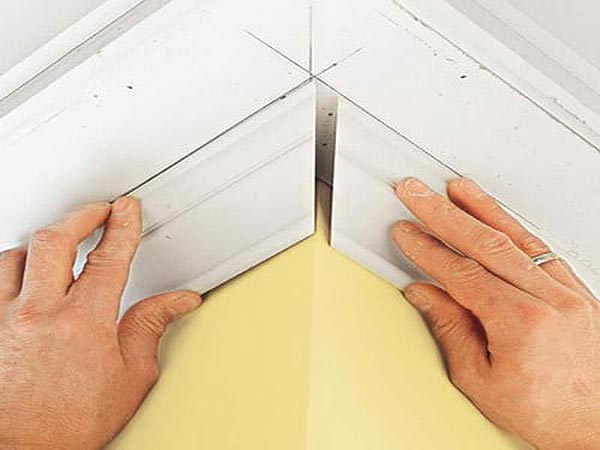 Как правильно сделать угол потолочного плинтуса с помощью стусла и подручных средств