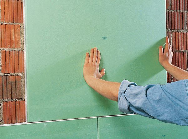 Как правильно уложить гипсокартон на стены без использования каркаса