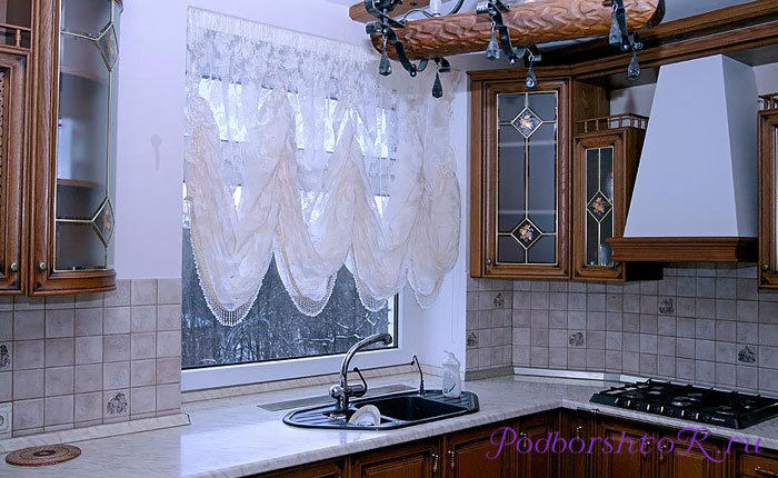 Узнай, стоит ли выбирать штору в классическом или модерн стиле на свою кухню?