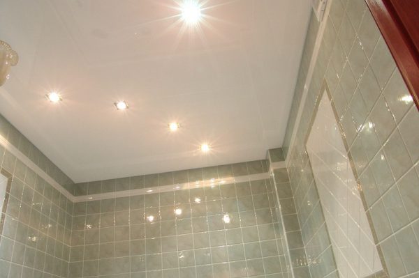 Натяжные потолки в ванной: плюсы и минусы технологии