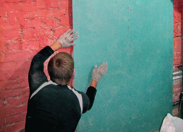 Как правильно уложить гипсокартон на стены без использования каркаса