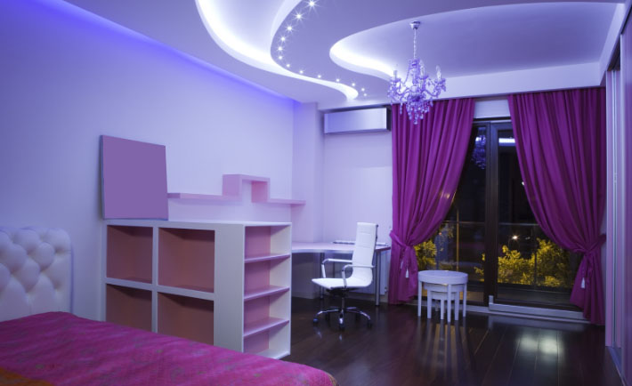 Как разнообразить помещение при помощи фиолетовых штор