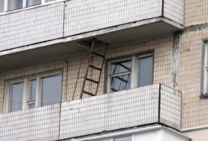 Заделка пожарной лестницы на лоджии и балконе