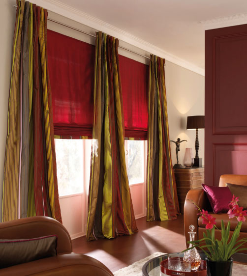 Дизайнеры советуют: подбираем римские шторы для гостиной