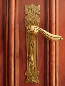 Дверные ручки на входных дверей :  какие наиболее взломоустойчивые и надежные