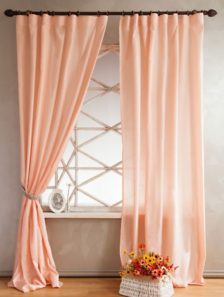 Как выбрать шторы персикового цвета: а нужен ли такой цвет