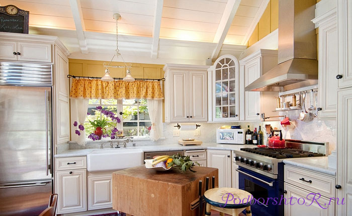 Узнай, стоит ли выбирать штору в классическом или модерн стиле на свою кухню?