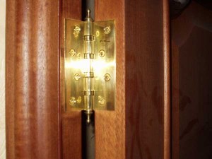 Ввертные петли для дверей : карточные ввертные и накладные типы петель