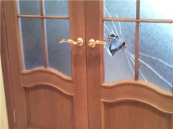 Вставить стекло в дверь: как поменять разбитое стекло
