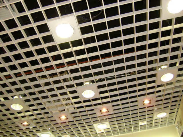 Монтаж подвесного потолка Грильято: схема сборки ячеистой подвесной конструкции