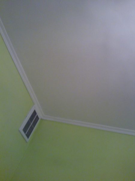 Выбор краски для потолка в ванной комнате и ее нанесение