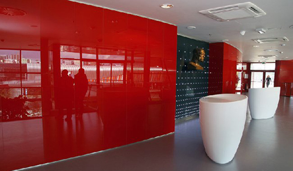 
				Облицовка стеклянными панелями для стен — экологично и долговечно