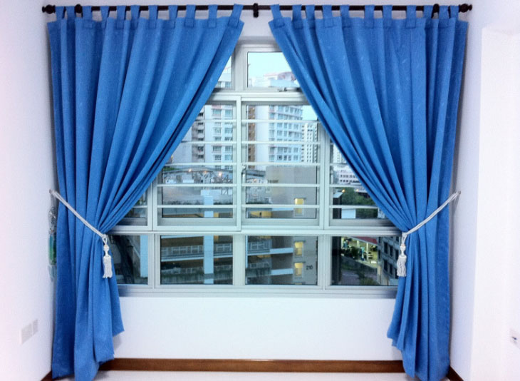 Голубые шторы в интерьере: советы дизайнеров по правильному декору