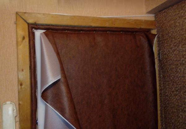 Технология обшивки деревянных и металлических дверей дермантином