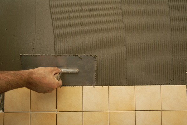 
				Технология укладки керамической плитки на стену: советы новичкам