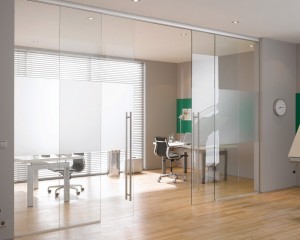Офисные стеклянные перегородки в квартире: минимализм оформления либо аквариумное помещение