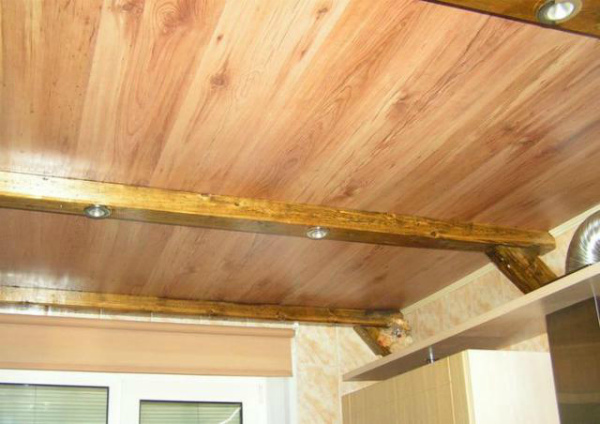
				Отделка потолка в деревянном доме: возможные способы