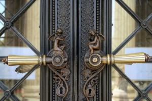 Дверные ручки на входных дверей :  какие наиболее взломоустойчивые и надежные