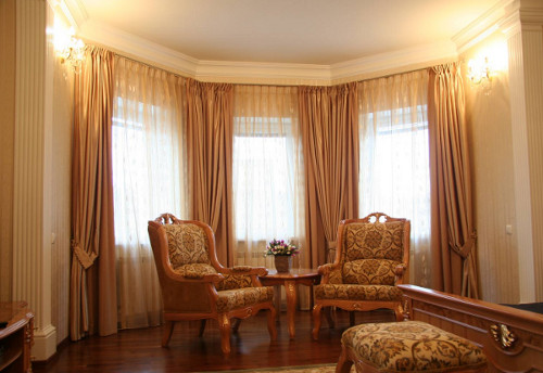 Текстиль в интерьере: шторы для гостиной в классическом стиле 