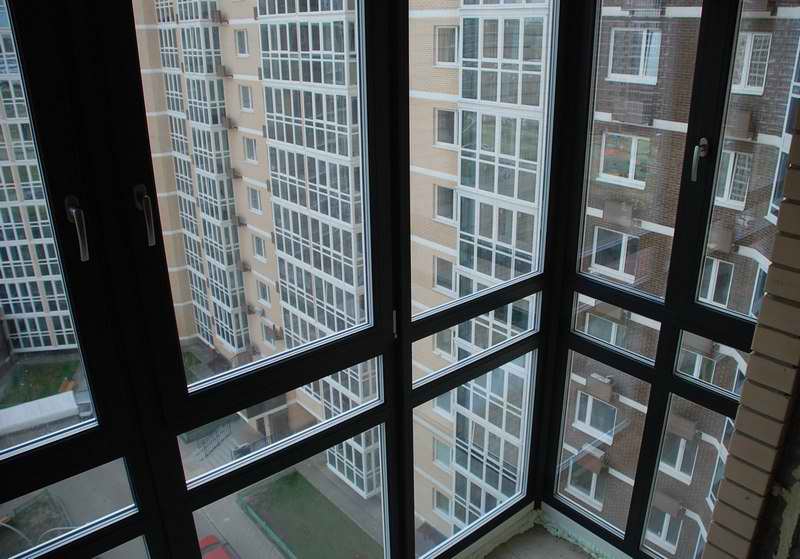 Французское остекление балконов и лоджий в квартире и частном доме