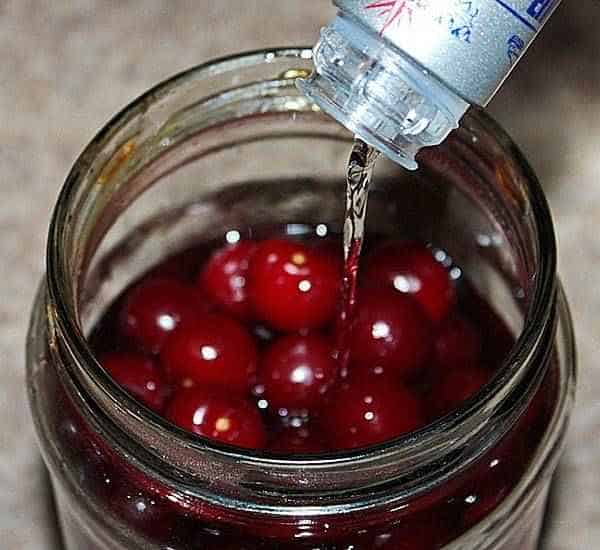 Как приготовить вишневую наливку из свежих ягод