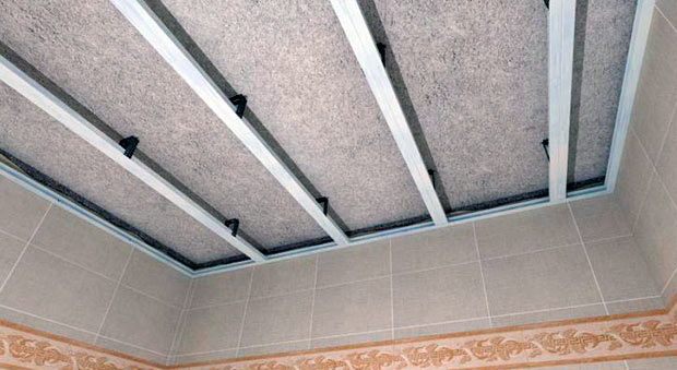 Потолок из пластиковых (ПВХ) панелей в ванной