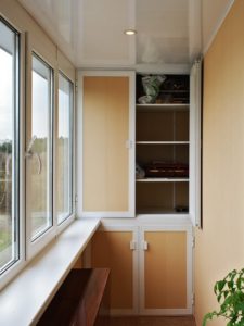 Идеи интерьера кухни с выходом на балкон