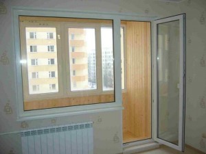 Входные балконные двери со стеклопакетом: особенности применения алюминиевых,пластиковых и металических дверей