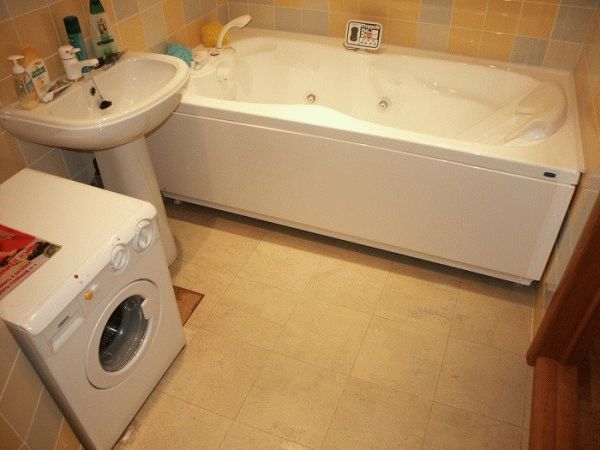 Как дешево отделать ванную комнату: на чем можно сэкономить?