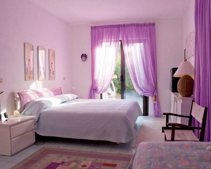 Как разнообразить помещение при помощи фиолетовых штор