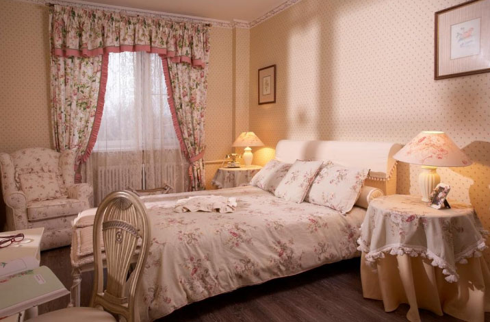 Узнайте как правильно подобрать шторы для спальни в стиле прованса