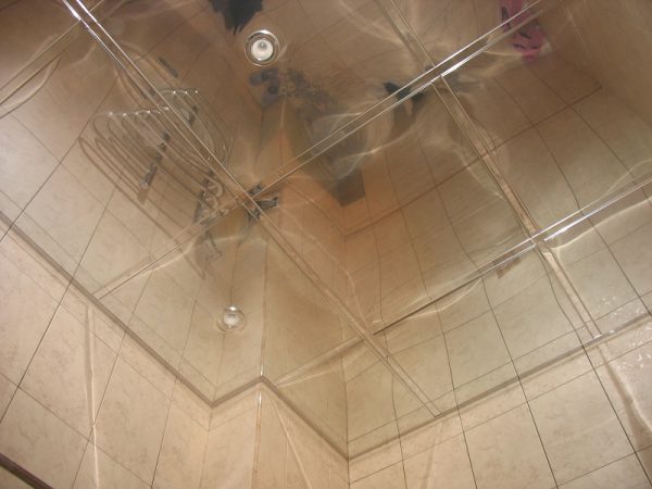 Зеркальный потолок в ванной — виды и особенности