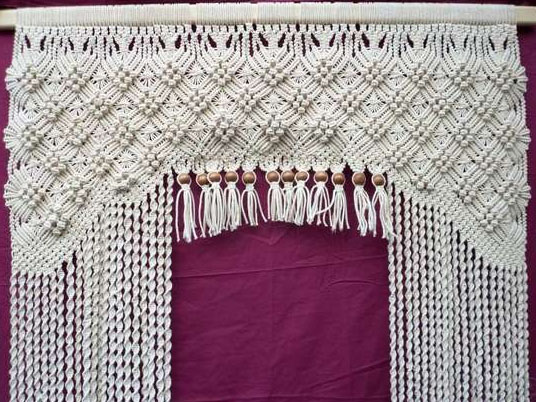 Плетеная шторка на дверь из шелковой нити — это очень красиво и необычно