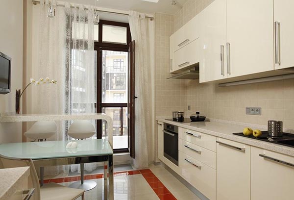 Шторы для кухни с балконной дверью: как подобрать идеальный вариант?