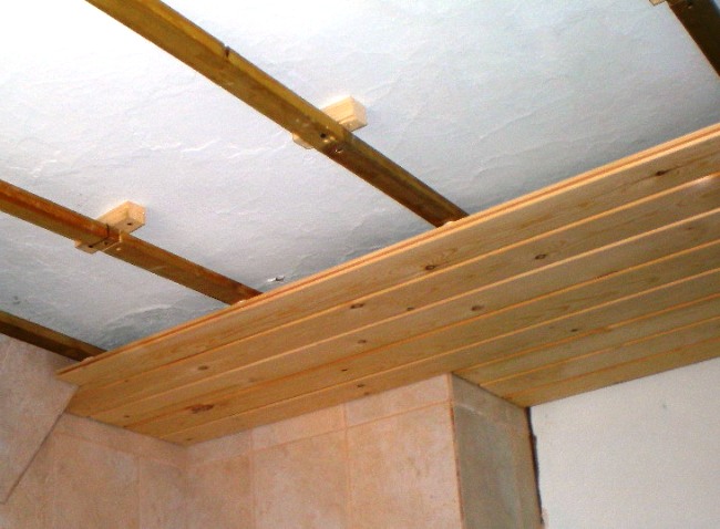 
				Деревянная отделка потолка — красиво и уютно