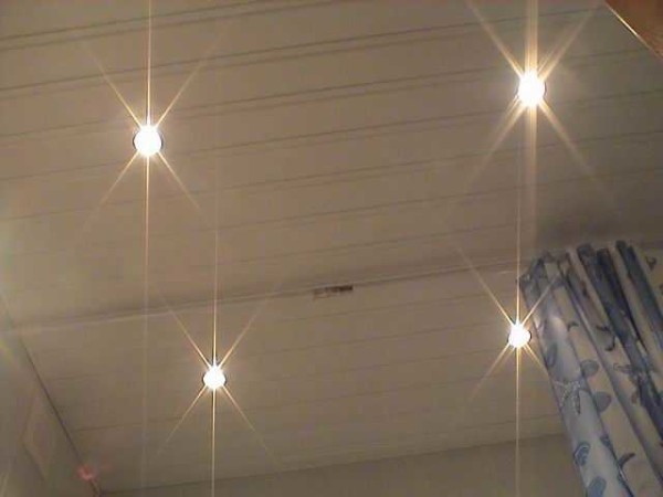потолок из пластиковых панелей с точечными светильниками