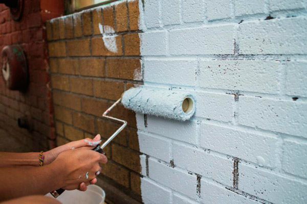 
				Чем и как покрасить кирпичную стену на балконе