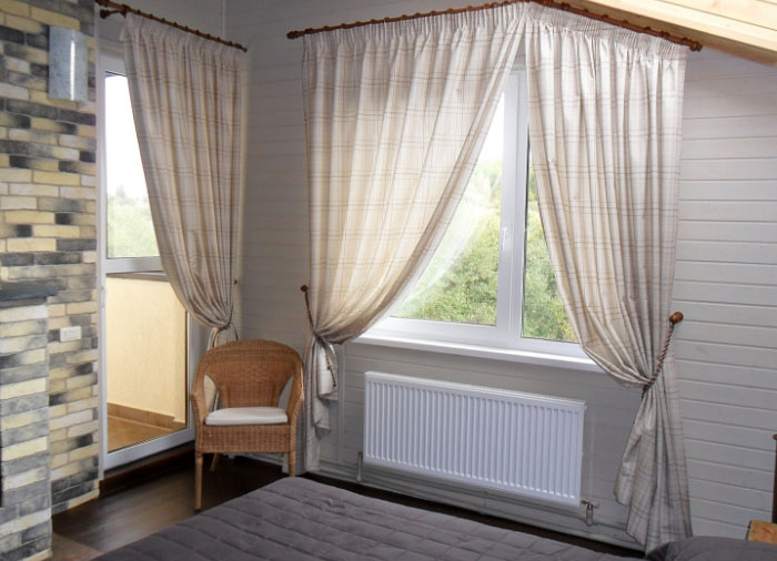 Как выбрать штору для нестандартного окна квартиры?