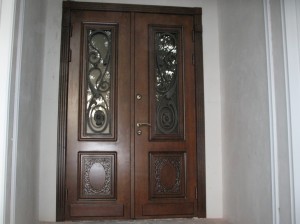 Входные металлические бронированные двери: щит надежности