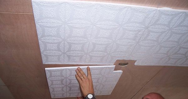 Как поклеить плитку из пенопласта на потолок