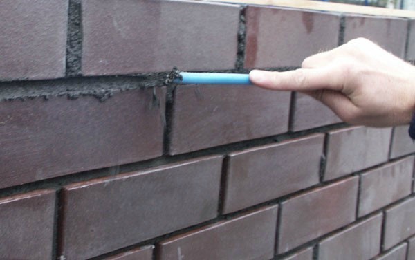 
				Чем и как покрасить кирпичную стену на балконе