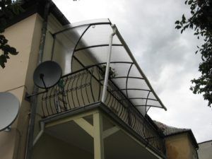 Установка козырька над балконом из поликарбоната