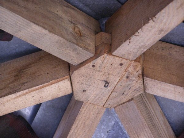 Самодельные шестигранные деревянные беседки