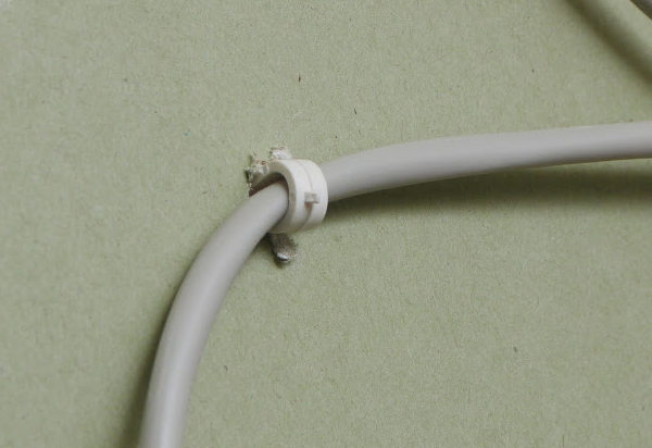 
				Несколько способов крепления кабеля к стене