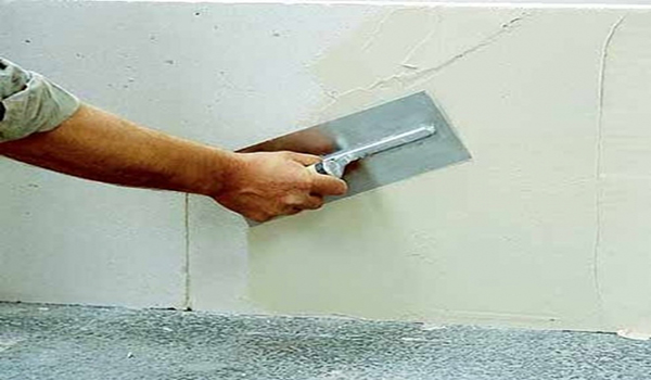 
				Процесс шпаклевки стен под обои — простые правила