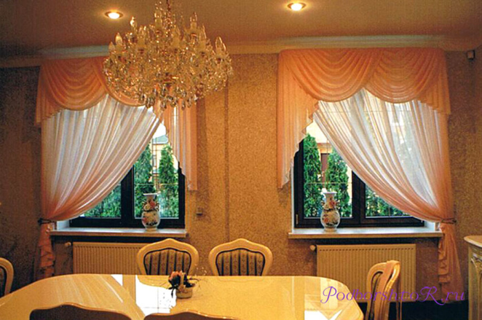 Выбор штор для гостиных с двумя окнами: советы дизайнеров