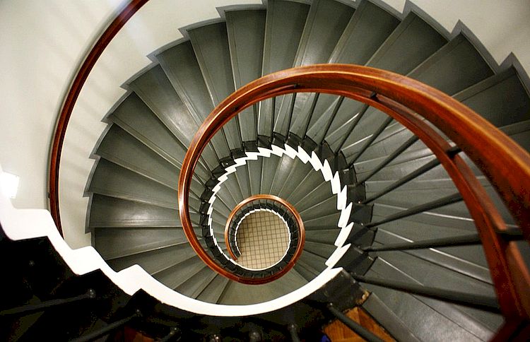 Характеристика видов лестниц на второй этаж и правила их монтажа своими руками